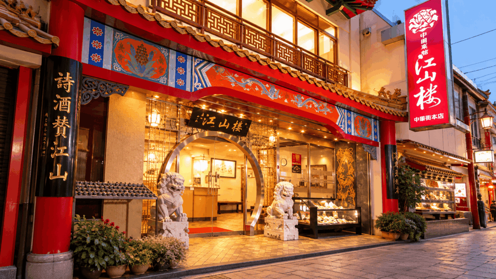 Kozanro Chinese restaurant in Nagasaki Shinchi Chinatown, featuring red pillars, ornate decorations, and stone guardian lions